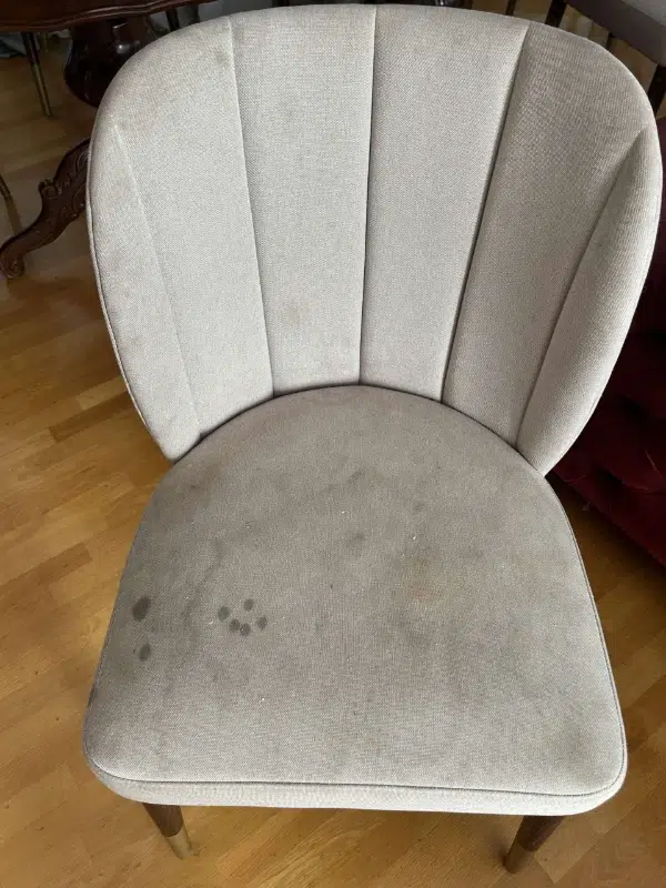 Bela stolica pre čišćenja