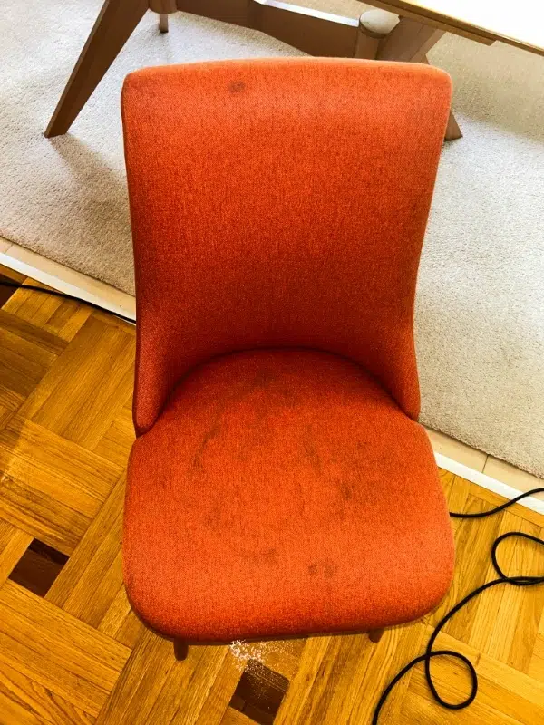 Crvena stolica sa flekama pre uklanjanja